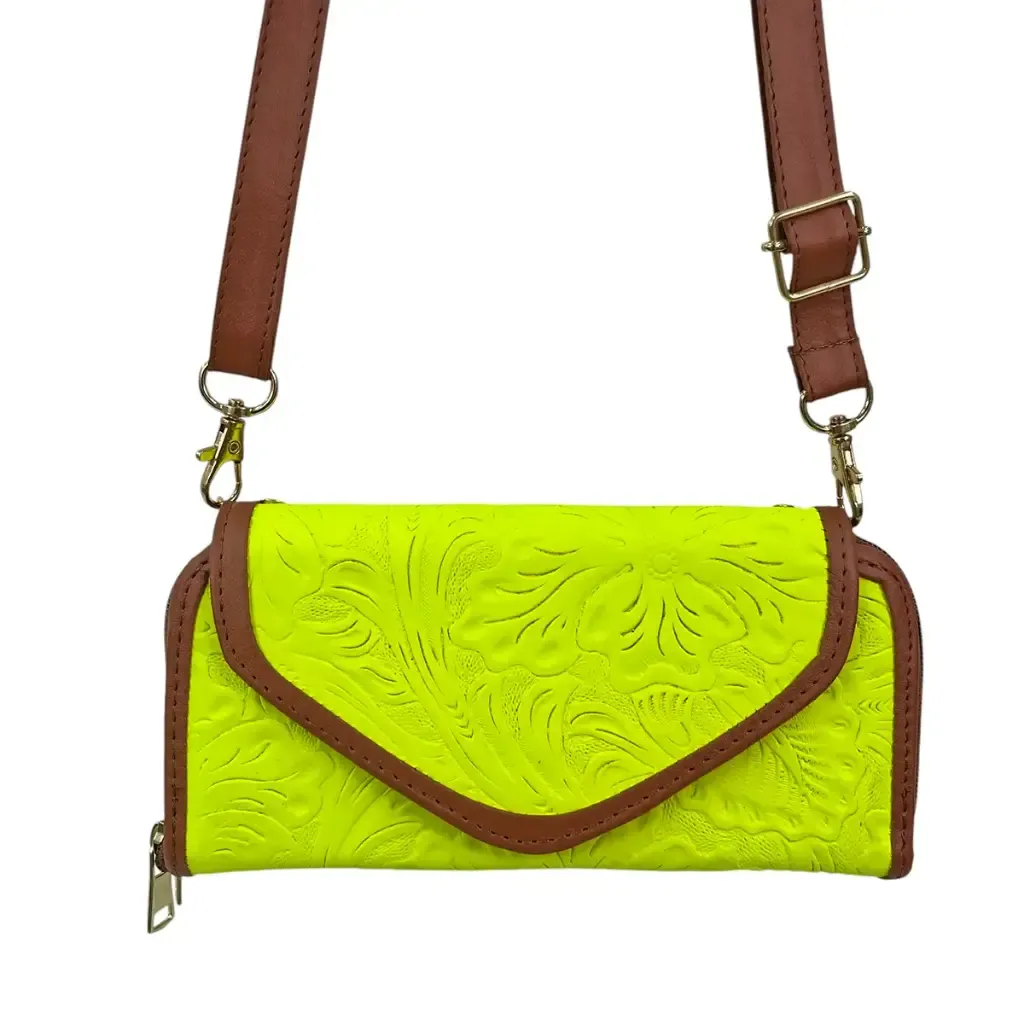 [C03KAPFAMN] CARTERA KARO PIEL (FLORES AMARILLO NEON).webp