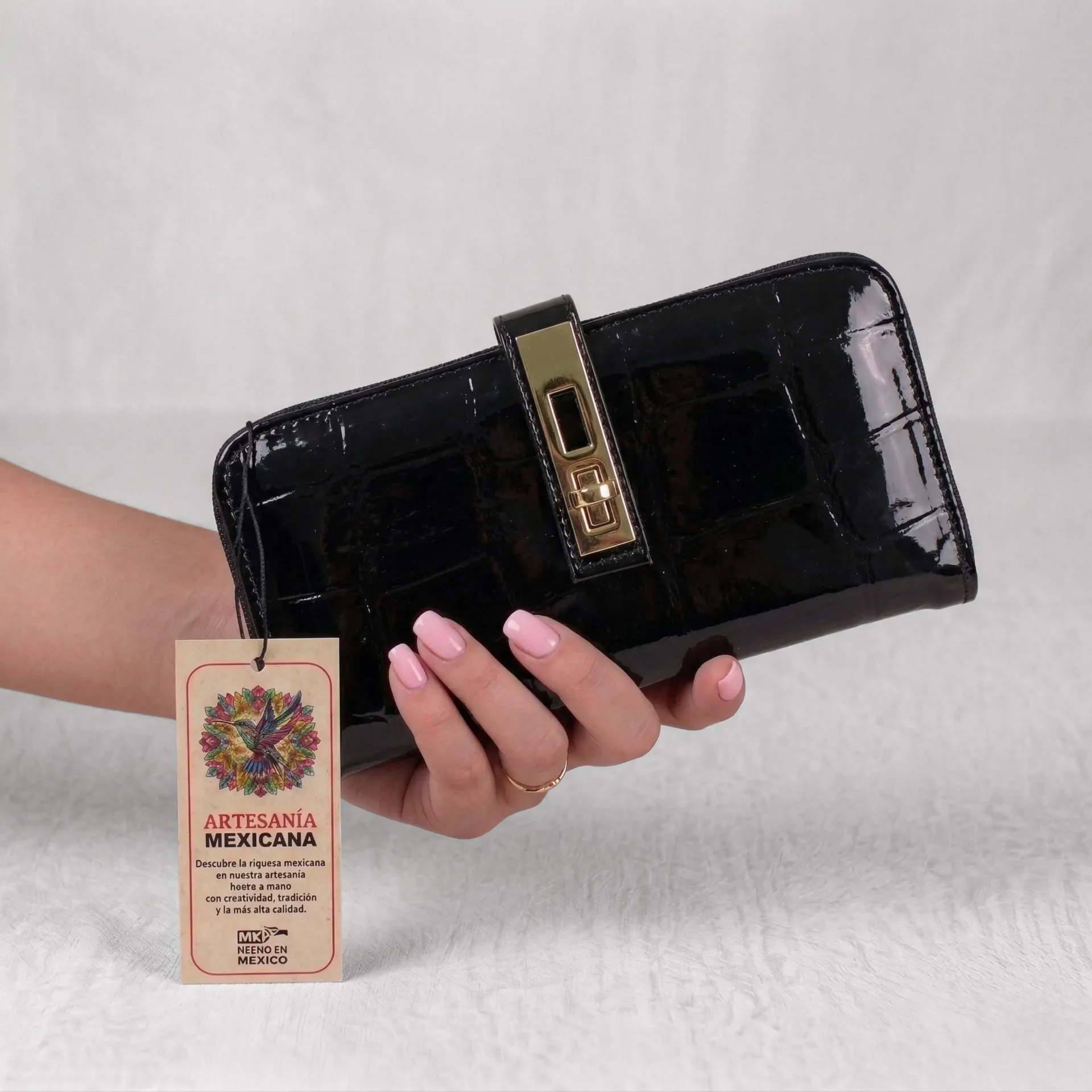 [C22MABPCNEG] CARTERA MARTHA BROCHE (CHAROL NEGRO)