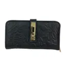 [C22MABPGNEG] CARTERA MARTHA BROCHE (GIRASOL NEGRO)