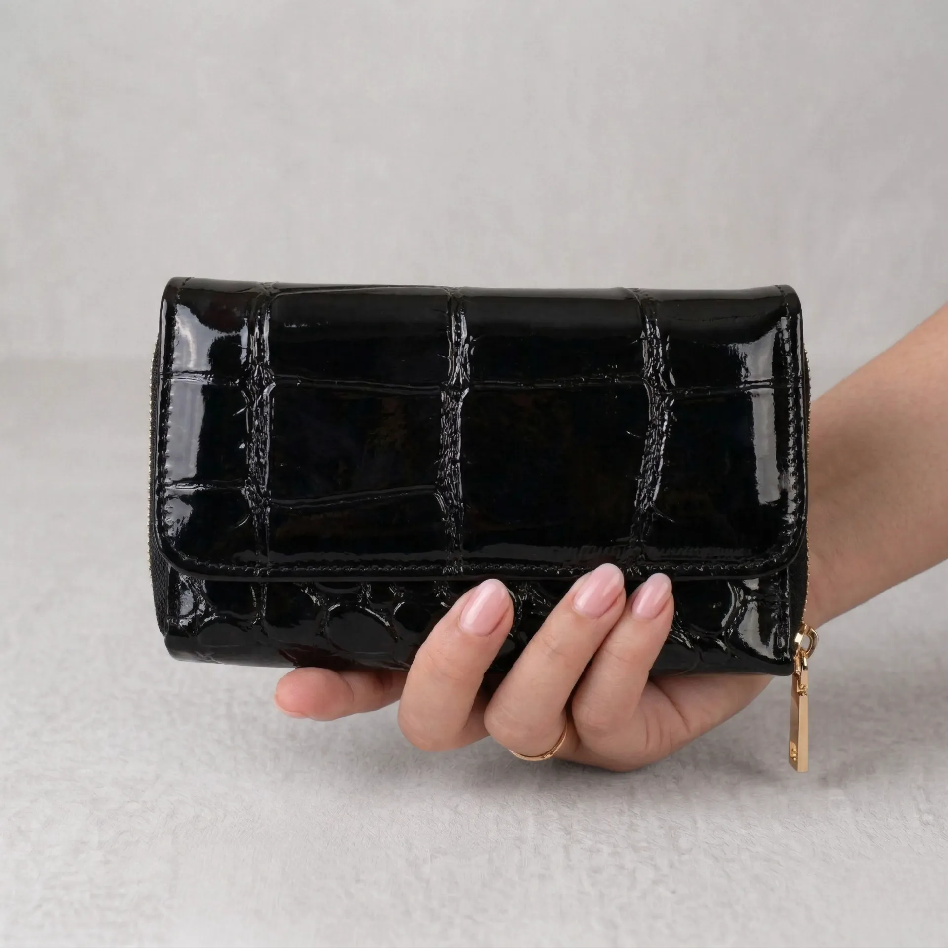 [C22LUCHNEG] CARTERA LUCY PIEL (CHAROL NEGRO)