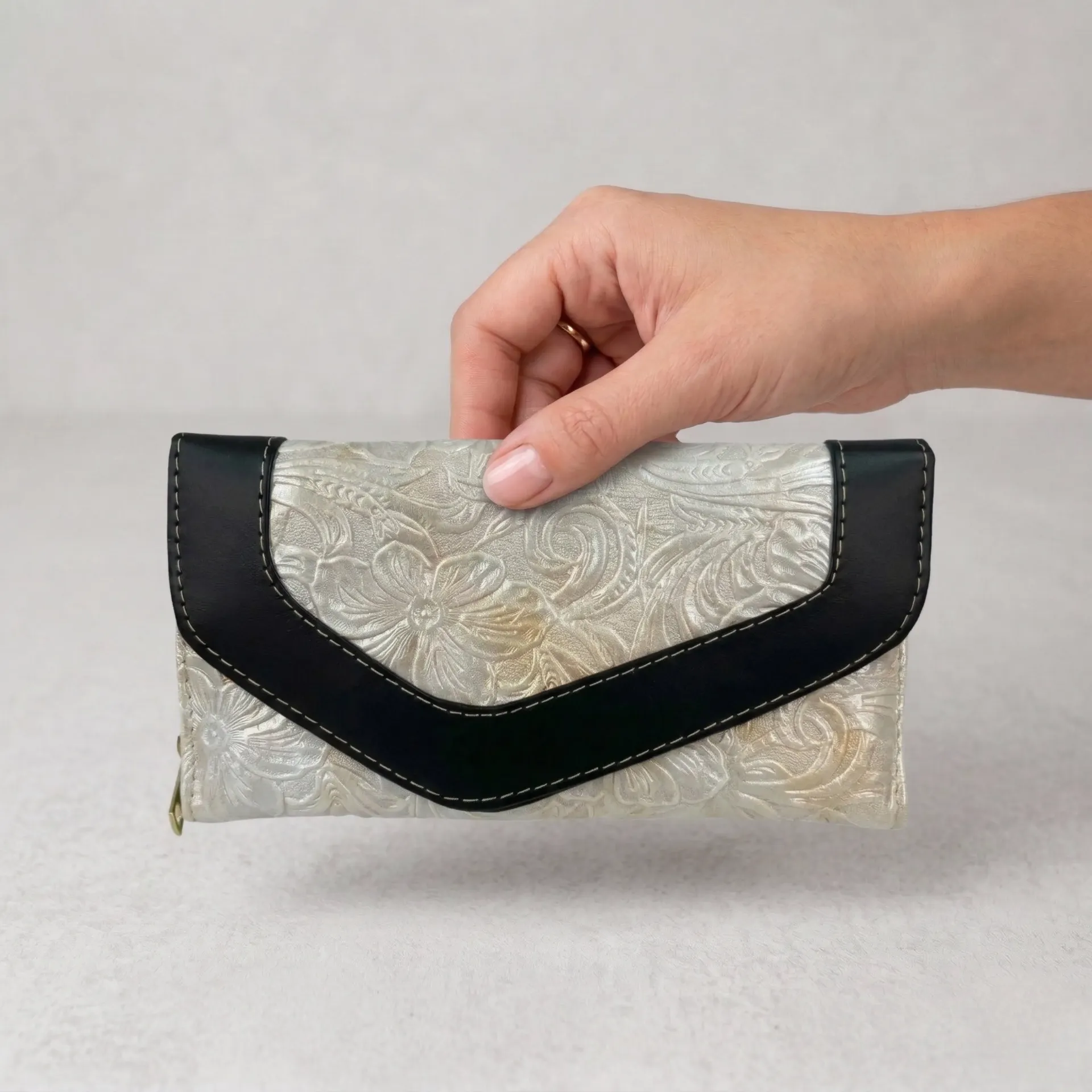 [C07GIPFPERL] CARTERA GINA PIEL  (FLORES PERLA)