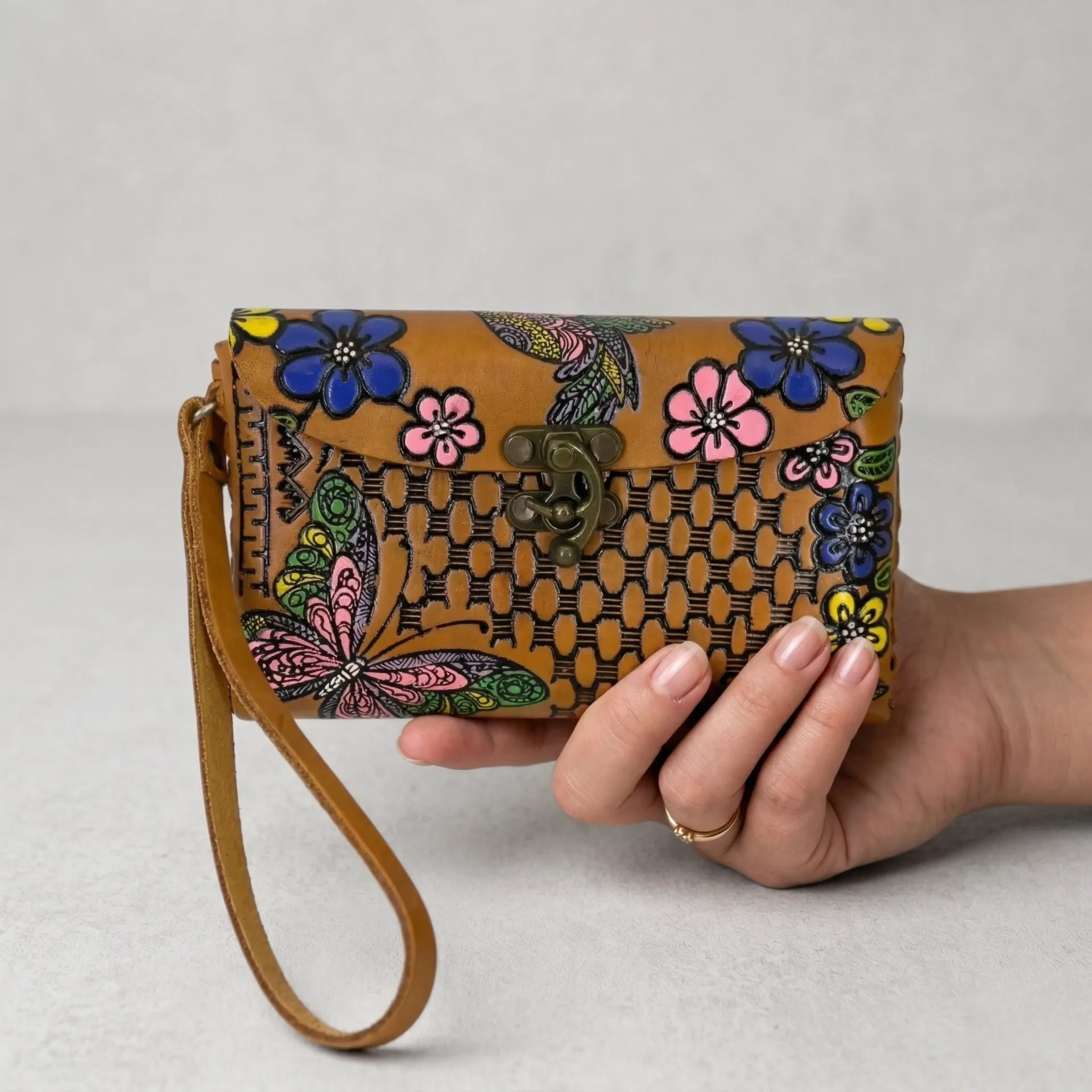 MUÑEQUERA VAQUETA CINCELADA 